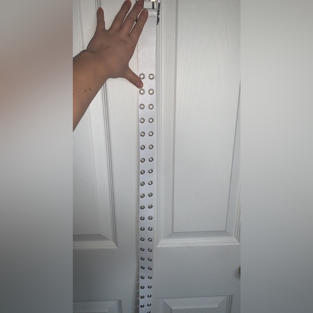 White bucklet belt